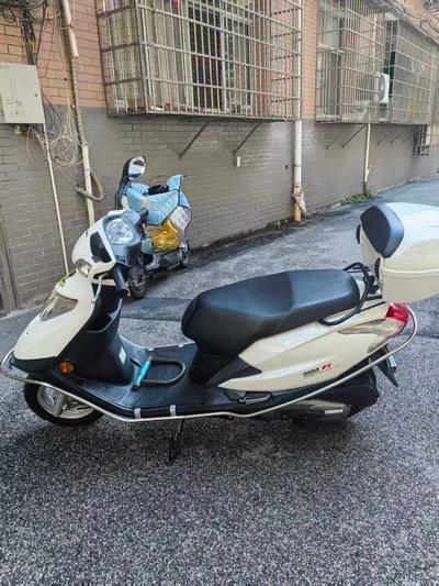 自用铃木摩托车 九成新低价
