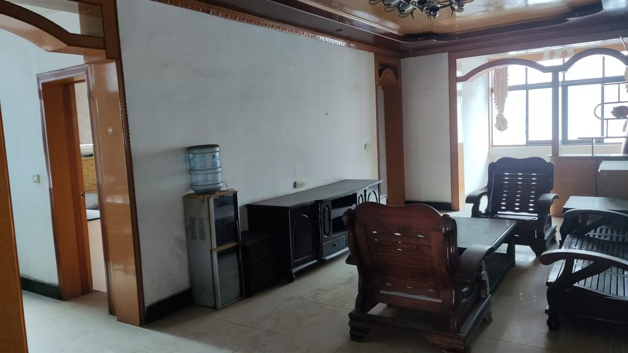 步行街附近三室出租
