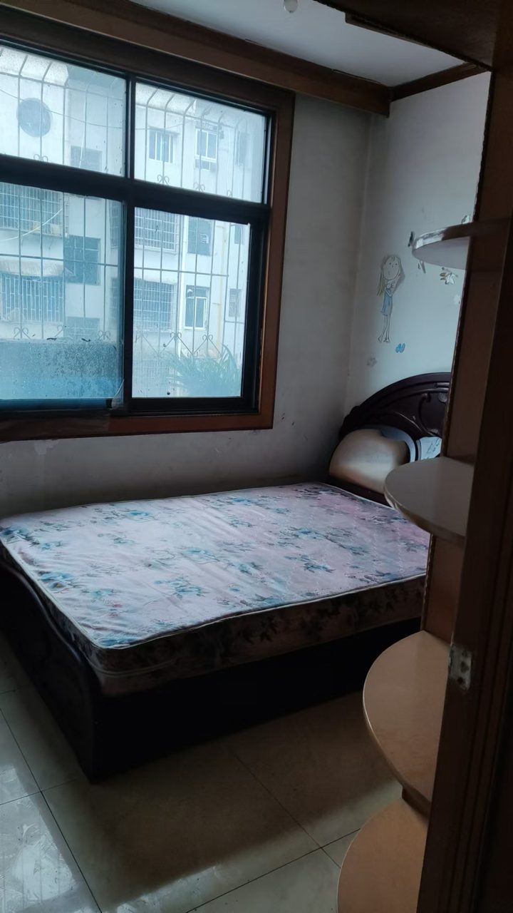 步行街附近三室出租