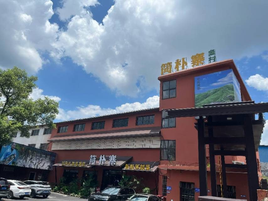 招聘服务员， 包吃住