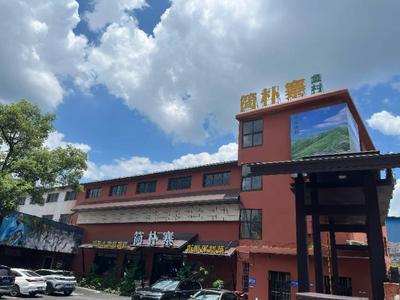 招聘服务员， 包吃住