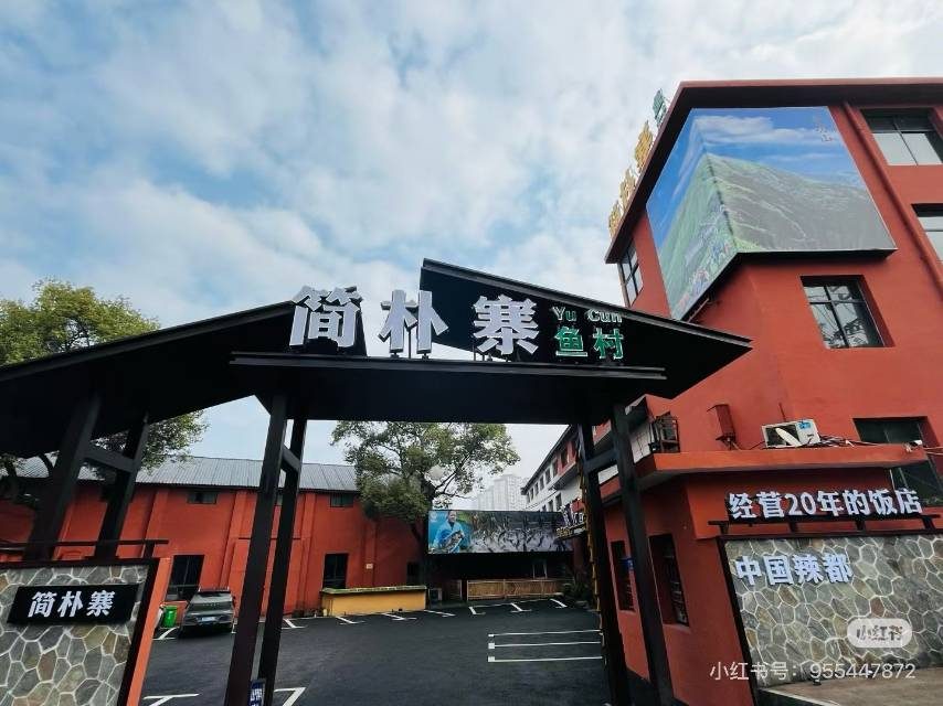 招聘服务员， 包吃住